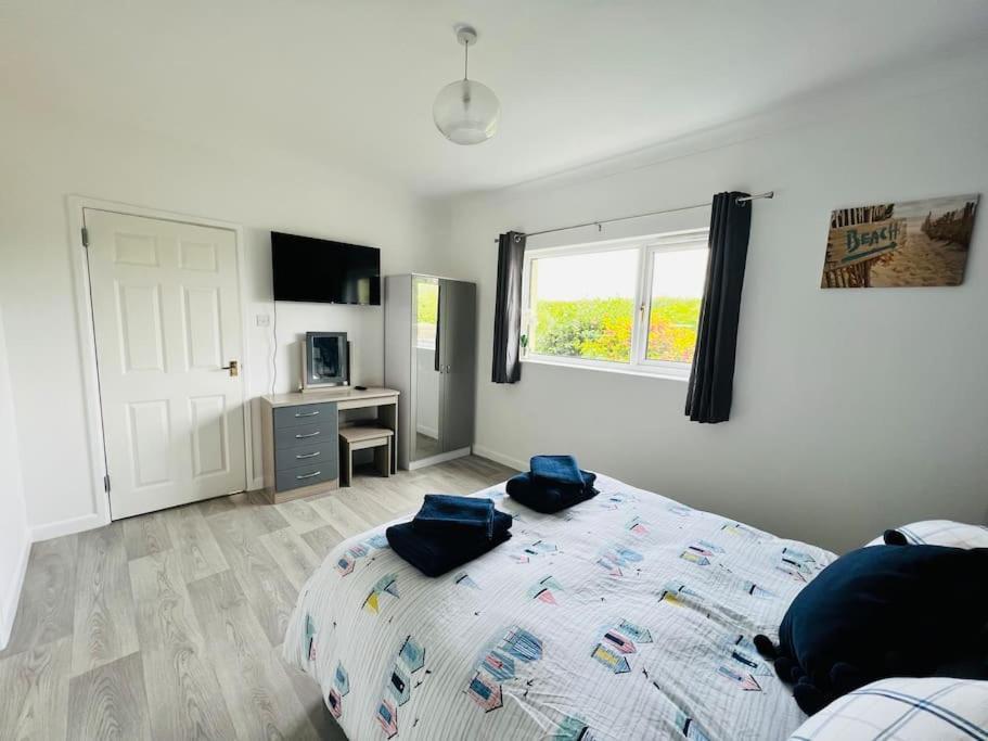 2 Bedroom Holiday Home In The Heart Of West Wales Сент-Клирс Экстерьер фото