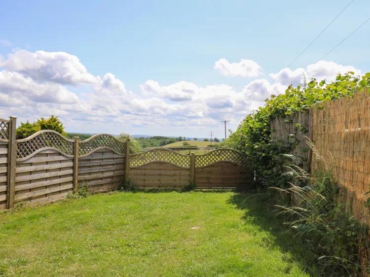 2 Bedroom Holiday Home In The Heart Of West Wales Сент-Клирс Экстерьер фото