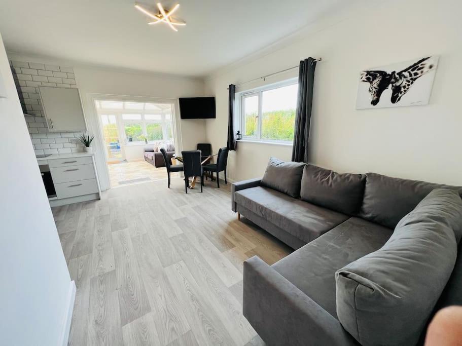 2 Bedroom Holiday Home In The Heart Of West Wales Сент-Клирс Экстерьер фото