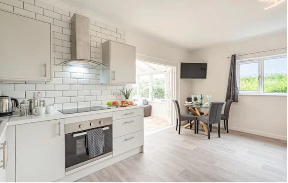 2 Bedroom Holiday Home In The Heart Of West Wales Сент-Клирс Экстерьер фото